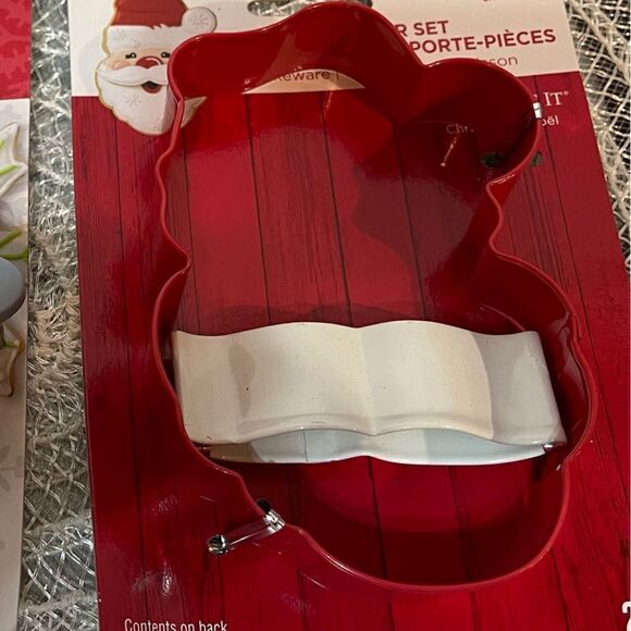 Wilton Christmas Cookie cutters and cupcake stand NWT - Picture 6 of 11